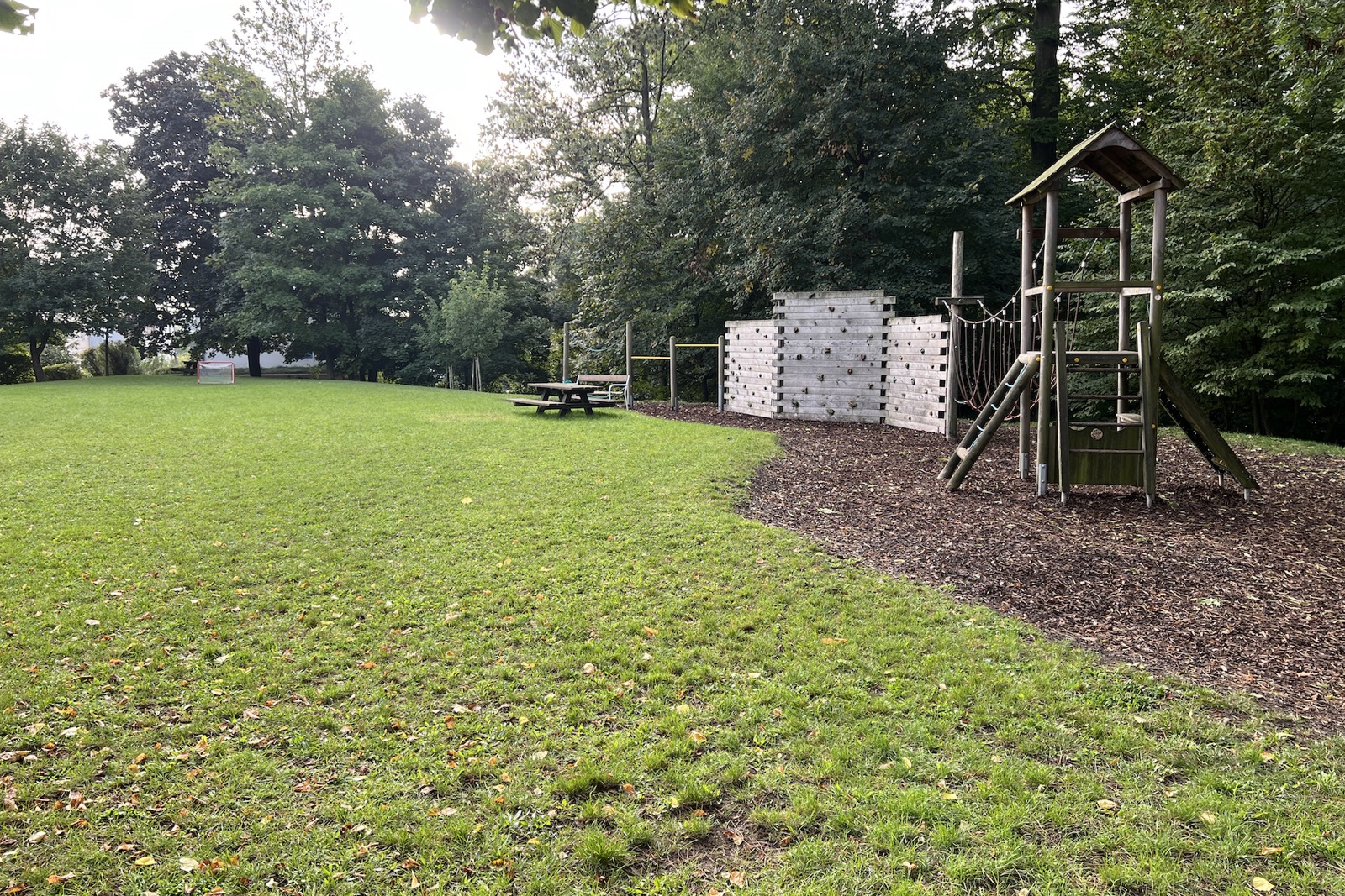 Außenanlagen und Garten der Volksschule Mondweg